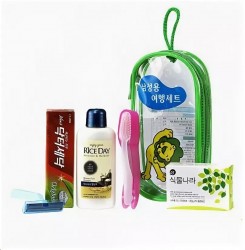 Набор дорожный CJ Lion для мужчин шампунь увлажняющий для нормальных волос Райс Дэй с рисовыми отрубями 50 г + туалетное мыло 30 г + бритва + складная дорожная зубная щетка средней жесткости + зубная паста Др.Седок ориджинал масло чайного дерева антибактериальная 20 г + прозрачная косметичка 210 г