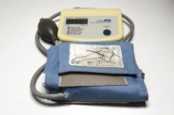 Тонометр полуавтоматический AND на плечо UA-702